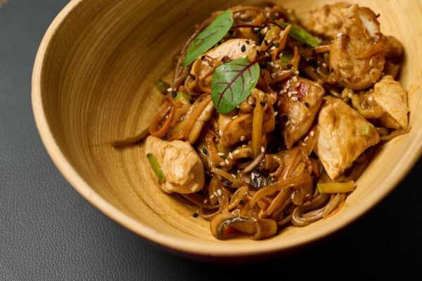Soba noodles with chicken