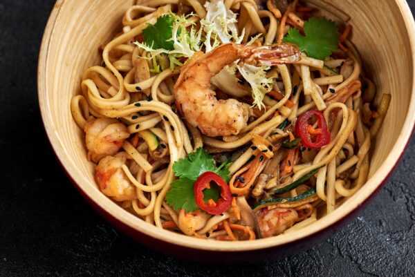 Udon noodles with shrimp and chicken