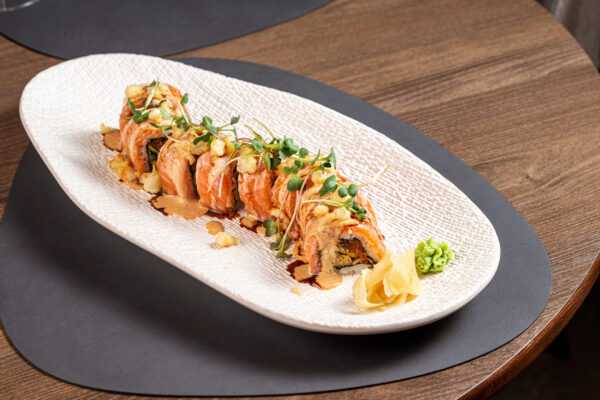 Fusion sake maguro spicy roll