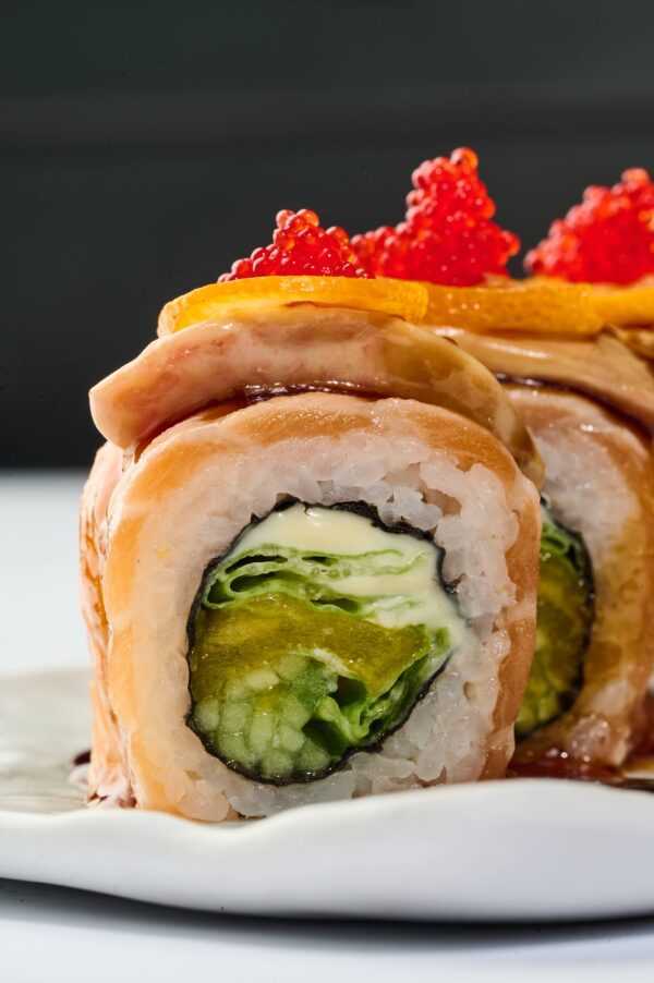 Roll with seared salmon, foie gras and royal mango